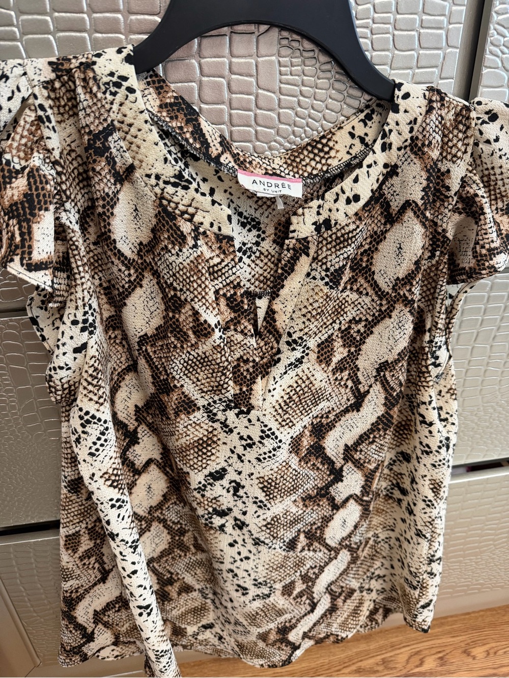 Andree  by unit.  Neutral Snake-Print Short Sleeve Top